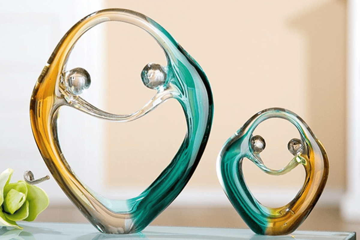 Accessoires-Leistung Glasfigueren zu sehen. Gesichter