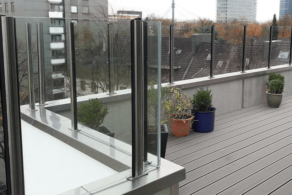 Glas-am-Bau-Leistung-Terasse Glasplatten in einer Reihe zu sehen